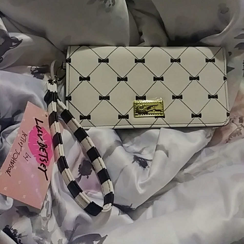 BRAND NEW 💋 Black & White Betsey Johnson wristlet